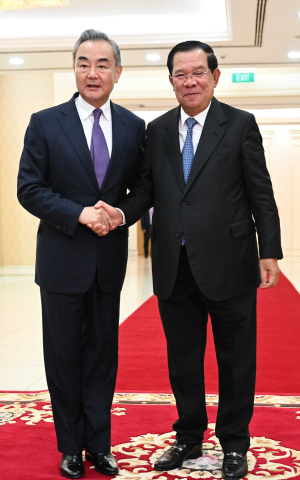 柬埔寨首相洪森会见王毅1.jpg