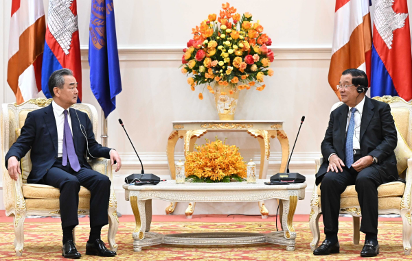 柬埔寨首相洪森会见王毅2.jpg
